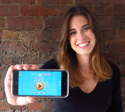 <p><strong>Blanca Rodríguez</strong> es cofundadora de Smile and Learn, una ‘app’ española que mejora el progreso educativo de los niños con la ayuda de los datos. Su compañía ofrece un catálogo de juegos y cuentos con una doble que mejora las capacidades de los niños mientras ellos se divierten y además permite a padres y profesores recibir informes completos del progreso de cada niño a través de la aplicación. La idea le ha valido estar entre los 10 españoles menores de 35 años más innovadores para el MIT Technology Review. Su proyecto acumula ya más de 300.000 descargas y se utiliza en cerca de 100 centros de España y Estados Unidos.</p>