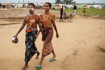 “La situación de la comunidad rohingya IDP es volátil e incierta. Las estrictas restricciones de acceso impuestas por el gobierno de Myanmar impide que las personas atrapadas en estos campamentos puedan acceder a necesidades básicas, tal como víveres y ayuda sanitaria. Si tienen suerte, reciben una pequeña proporción de arroz por persona una vez al mes, que proviene de UNHCR (ACNUR) o donaciones de carácter privado. Para poder sobrevivir, los rohingya han establecido un sistema de comercio simple que les permite pasar alimentos como contrabando con la ayuda de budistas locales, que han encontrado en esto una oportunidad de negocio para beneficiarse”.