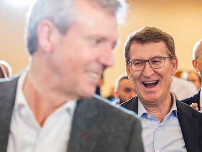 El líder del PP, Alberto Núñez Feijóo (derecha), junto al presidente electo gallego, Alfonso Rueda, este lunes en Santiago.