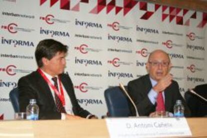 El presidente de la Plataforma Multisectorial contra la Morosidad, Antoni Cañete, y el ministro de Hacienda, Cristóbal Montoro.