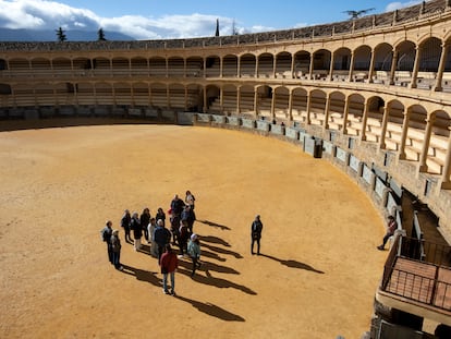Un grupo de turistas visita la plaza de toros de Ronda (Málaga).