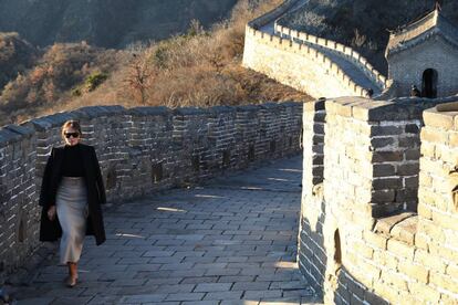 La primera dama de EE UU., Melania Trump, visita la Gran Muralla en Pekín.