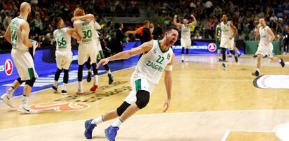 El Zalgiris celebra su triunfo en Málaga.