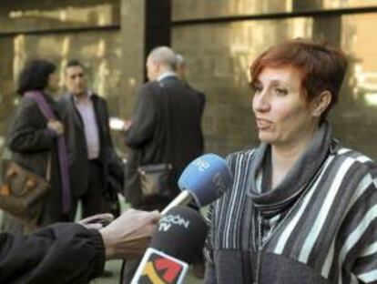 La representante de la sección sindical de UGT en Caja3, Victoria Camarena, hace declaraciones a los medios antes de entrar a la reunión de los representantes sindicales de los empleados de Caja3 (al fondo) con la dirección de Ibercaja, que los absorberá y que ha aceptado por primera vez sentarse a negociar con ellos. EFE/Archivo