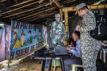 En la zona veredal Mariana Páez, donde el martes 27 de junio, se escenificó el desarme de las FARC, los guerrilleros exhibieron siluetas de algunos combatientes fallecidos durante el conflicto. En la imagen que abre la fotogalería, Alfonso Cano. En esta, Tomás Molina Caracas, conocido como El Negro Acacio, bajo una de las carpas del campamento.