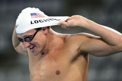 Ryan Lochte se ajusta el gorro durante una sesión de entrenamiento 