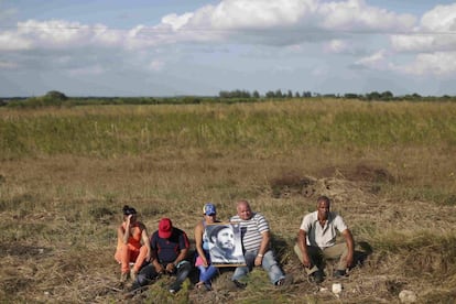 Cubanos en la ruta mortuoria de Fidel Castro.