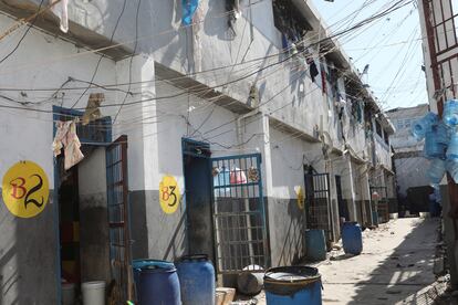 Un pasillo de celdas vacías en la Penitenciaria Nacional en Puerto Príncipe, este domingo tras la fuga.