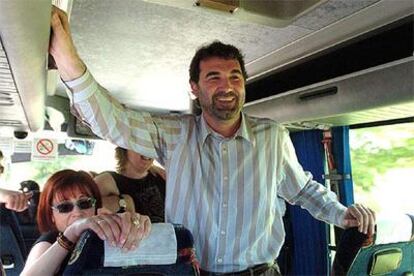 Anxo Quintana, cabeza de cartel del BNG, en el autobús de campaña, a su llegada a Lalín (Pontevedra).