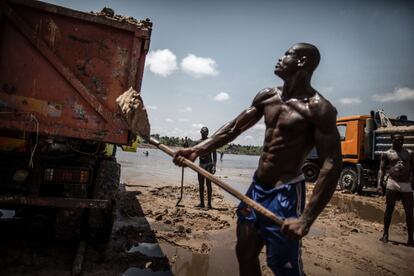 Un grupo de obreros excava en una cantera a la orilla del río Congo, cerca de Brazzavile (República del Congo).