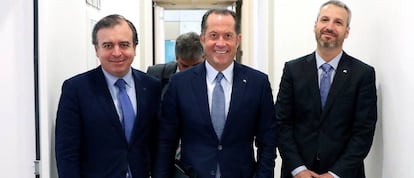 El presidente de Abanca, Juan Carlos Escotet (c), el consejero delegado, Francisco Botas (i) y el director general financiero, Alberto de Francisco (d), momentos antes de la presentación de los resultados de la entidad en el primer semestre de 2018