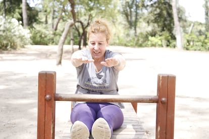 Raquel Muñoz, de 50 años hace ejercicio en el Parque de la Quinta de los Molinos de Madrid.