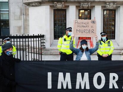 Protesta contra la ampliación de Heathrow ante el Tribunal Supremo británico, en Londres, este miércoles.