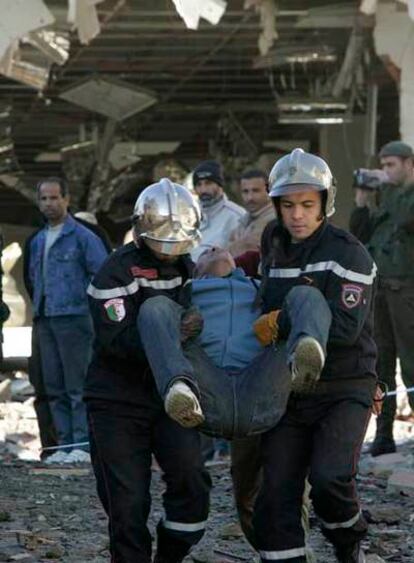 Miembros de los equipos de rescate trasladan a un herido.