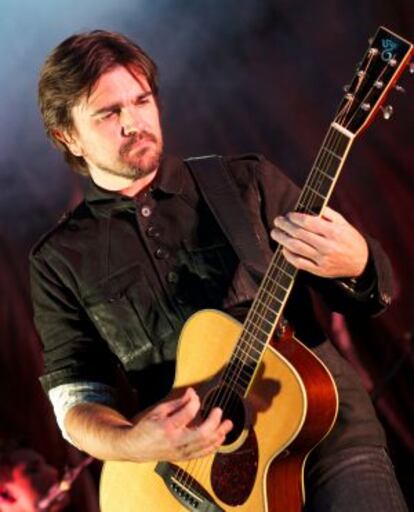 Juanes, durante au actuaci&oacute;n en La Riviera.