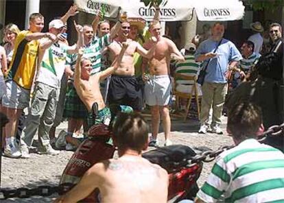 Seguidores del Glasgow Celtic, de fiesta ayer en Sevilla.