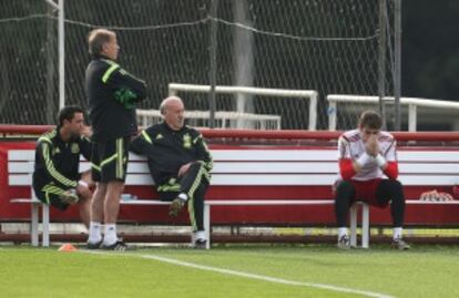 Xavi, Toni Grande, Del Bosque y Casillas, durante el entrenamiento.