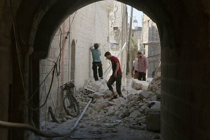 Vecinos de Alepo comprueban los da&ntilde;os de bombardeo, este lunes
