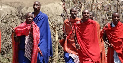 Hombres de la tribu masai envueltos en capas.