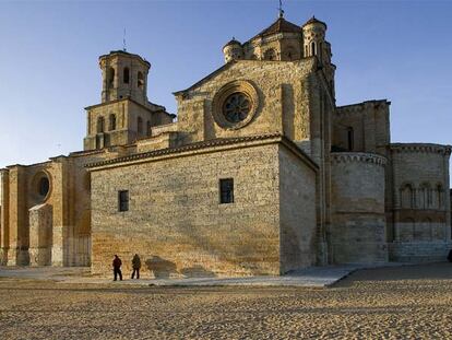 La colegiata de Santa María la Mayor de Toro se construyó desde el último tercio del siglo XII hasta entrado el XIII. Destaca el cimborrio, de gusto bizantino.