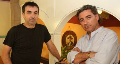 Paco Jarana y Segundo Falcón, en el bar Iberia de Sevilla.