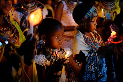 La ceremonia de la luz se lleva a cabo con las niñas, los ancianos de la aldea, los hombres masáis y, a veces, las instituciones locales, y todos cantan: “Apaguemos el fuego de la mutilación, encendamos la luz de la educación”.