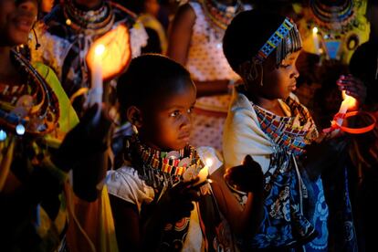 La ceremonia de la luz se lleva a cabo con las niñas, los ancianos de la aldea, los hombres masáis y, a veces, las instituciones locales, y todos cantan: “Apaguemos el fuego de la mutilación, encendamos la luz de la educación”.