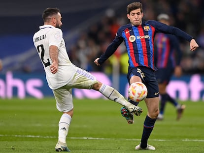 Sergi Roberto, en un duelo con Carvajal, durante el clásico de Copa de este jueves.