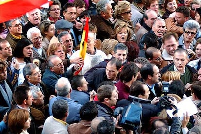 Dos miembros de la junta directiva del Partido Popular en Las Rozas (Madrid) han declarado ante la policía por los incidentes durante la manifestación organizada en la capital por la Asociación de Víctimas del Terrorismo. El ministro de Defensa, José Bono, fue abucheado y, según dijo, golpeado por algunos exaltados.