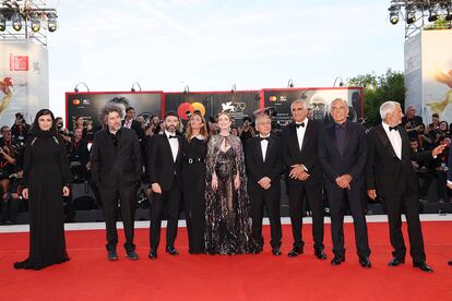 Los miembros del jurado Leila Hatami, Mariano Cohn, Rodrigo Sorogoyen, Audrey Diwan, Julianne Moore, Kazuo Ishiguro, Leonardo Di Costanzo, Alberto Barbera (director del festival) y Roberto Cicutto.