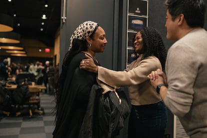 La actriz y cantante Natalie Venetia Belcon, que interpreta a Omara Portuondo (izquierda) junto a la productora LaChanze, en un ensayo del musical 'Buena Vista Social Club'.