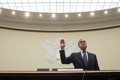 El fiscal especial Robert S. Mueller presenta juramento antes de declarar en la audiencia del Comité Judicial de la Cámara de Representantes sobre la interferencia de Rusia en las elecciones estadounidenses, en Washington (EE UU). “El presidente Trump no está exculpado”, ha asegurado en su primera comparecencia. El fiscal ha desarrollado una investigación de cai dos años sobre la injerencia de Rusia en las elecciones presidenciales de 2016 y un posible delito de obstrucción a la justicia por parte del presidente Donald Trump, al tratar de torpedear esas pesquisas.