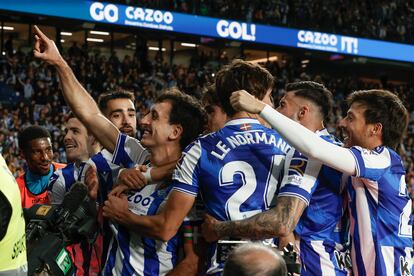 Los jugadores de la Real Sociedad celebran el gol de Oyarzabal ante el Athletic este sábado.