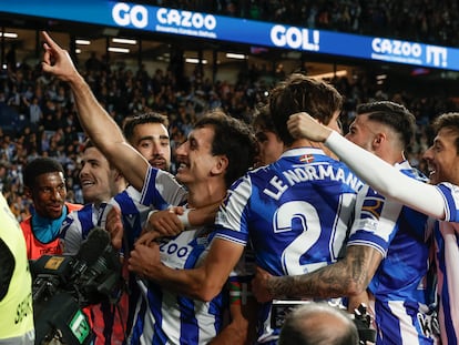 Los jugadores de la Real Sociedad celebran el gol de Oyarzabal ante el Athletic este sábado.