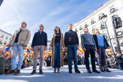 Desde la izquierda, Alfonso Serrano, senador del PP; José María Aznar, expresidente del Gobierno; Isabel Díaz Ayuso, presidenta de la Comunidad de Madrid; Alberto Núñez Feijóo, líder del PP; José Luis Martínez Almeida, alcalde de Madrid, y Marta Rivera de la Cruz, consejera de Cultura de la Comunidad de Madrid, este domingo en la Puerta del Sol de Madrid. 