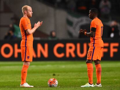 Klaassen y Promes aplauden en un homenaje a Cruyff.