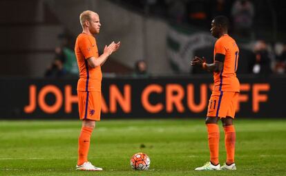 Klaassen y Promes aplauden en un homenaje a Cruyff.