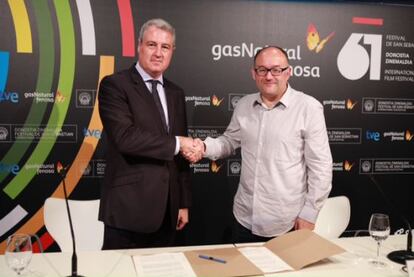El director general de Comunicación y Gabinete de Presidencia de Gas Natural Fenosa, Jordi Garcia Tabernero, y el director del Festival Internacional de Cine de San Sebastián, José Luis Rebordinos, en el acto de la firma del acuerdo.