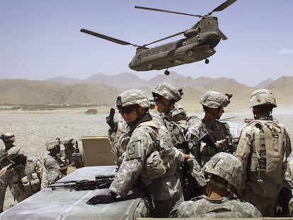 Militares dos EUA mobilizados perto da aldeia Deh Afghan, em 2006.