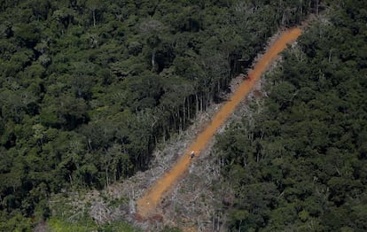 Un helicóptero patrulla una pista ilegal utilizada por los mineros durante la operación de la Agencia ambiental de Brasil contra la minería ilegal de oro en tierras indígenas.