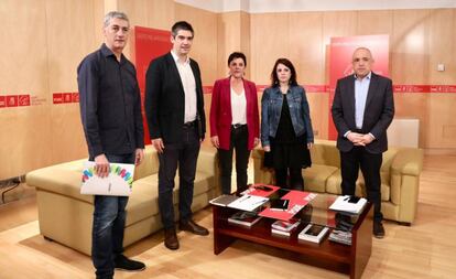 La negociadora del PSOE, Adriana Lastra, con una delegación de EH Bildu en el Congreso de los Diputados.