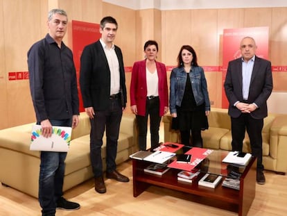 La negociadora del PSOE, Adriana Lastra, con una delegación de EH Bildu en el Congreso de los Diputados.