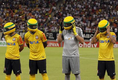 Los jugadores del Corinthians llevan réplicas del casco usado por el piloto brasileño de Fórmula 1 Ayrton Senna antes del inicio de la Copa do Brasil partido contra el Nacional AM en el estadio Arena Amazonas en Manaus, 30 de abril de 2014.