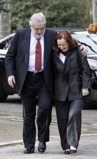 Petra Mateos, presidenta de Hispasat, ha sido uno de las dos mujeres presentes en la reunión con Zapatero. En la imagen, a su entrada en La Moncloa junto con el presidente del Grupo Planeta, José Manuel Lara.