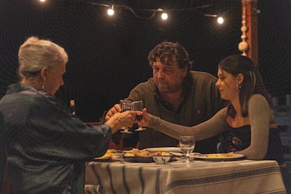 Kiti Mánver, Hovik Keuchkerian y Nonna Cardoner, en un momento de 'Dos tumbas'.