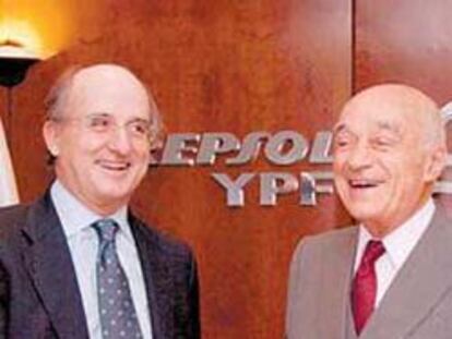 Repsol cierra la venta del 14,9% de YPF a Eskenazi por 1.556 millones
