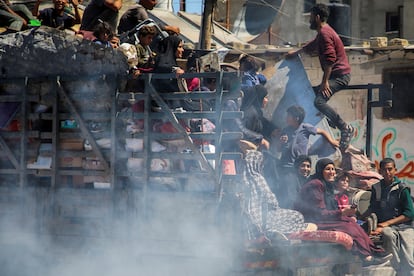 Un grupo de palestinos montados en un camión abandonan la ciudad de Rafah, este miércoles. 