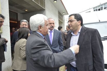 José Luis Baltar (izquierda) charla con el alcalde de Xinxo, Antonio Pérez, el pasado sábado.