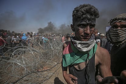 Manifestantes palestinos participan en enfrentamientos tras una protesta cerca de la frontera con Israel en el este de Gaza.