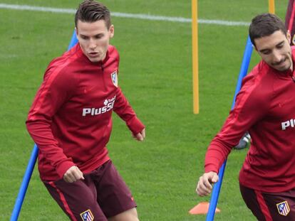 Gameiro y Vrsaljko, en un entrenamiento del Atlético.